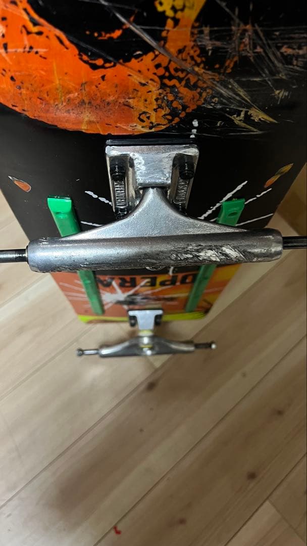 スケボーデッキ2本、トラックセット(バラ売り不可)