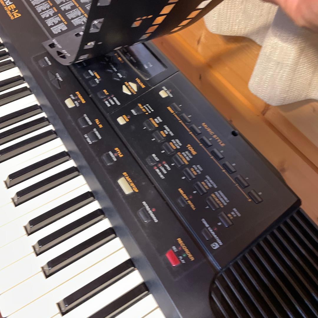 ROLAND E-14 取説が無いのでPDFをダウンロードしてください。