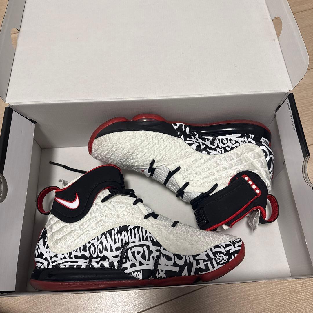 LeBron XVII バスケットボールシューズ