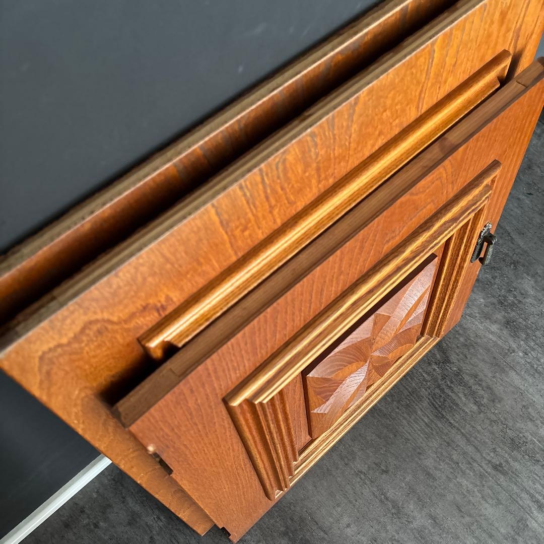 木製引戸　木製扉　家具装飾　花模様　木材　彫刻　木細工　ウッドウォールパネル