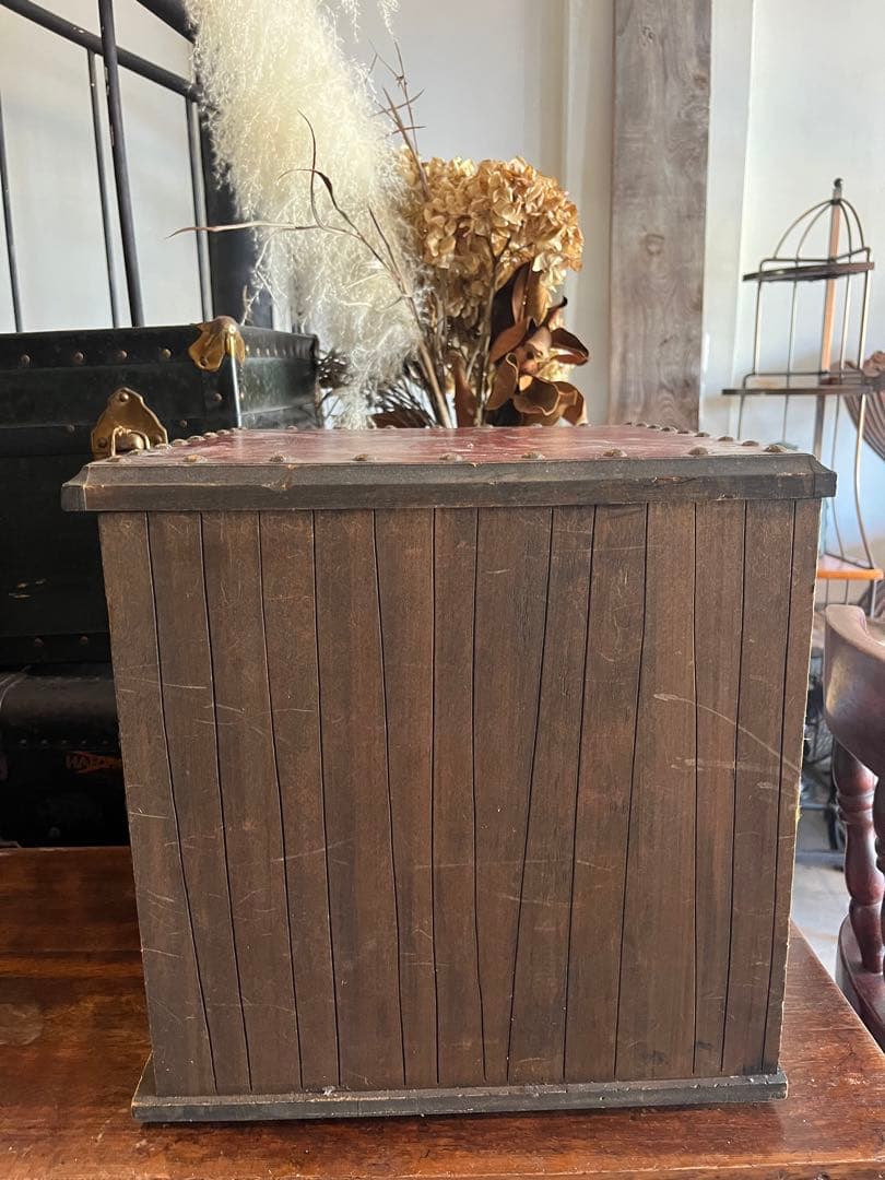 レトロな箪笥　引き出し　チェスト　レザー