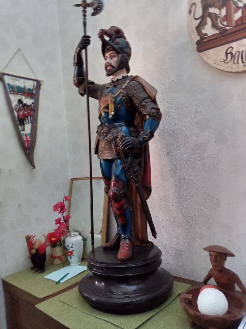 アイヴァンホー黒騎士像