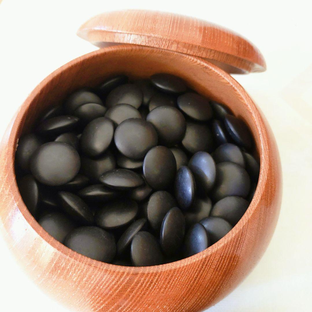 囲碁盤　柾目碁盤　へそ・足付き　厚み約5寸7分（175㎜）蛤碁石32~33号級