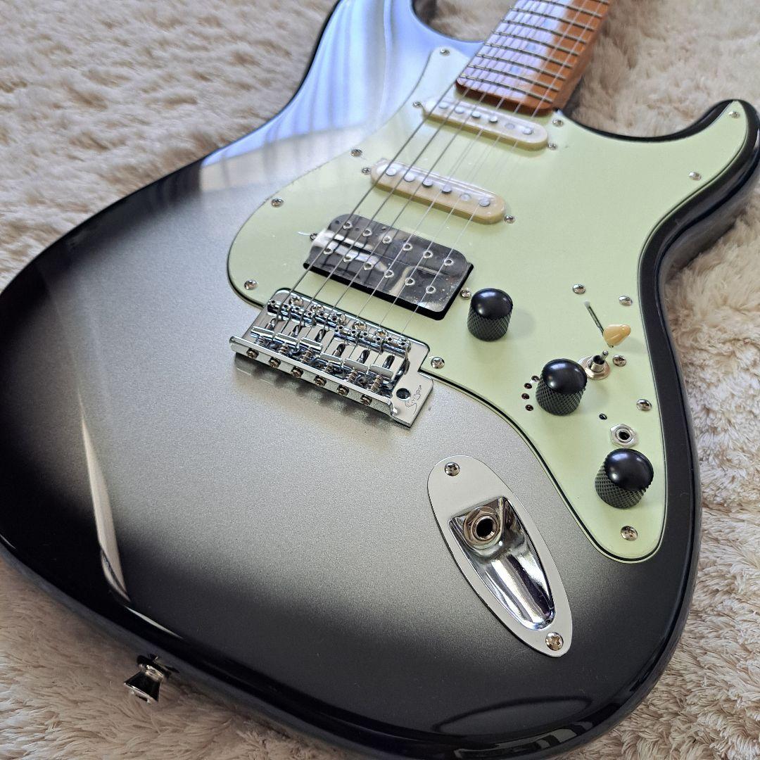 高品質アルダー材とローステッドメイプルネックを採用した、プロ仕様のスマートギター