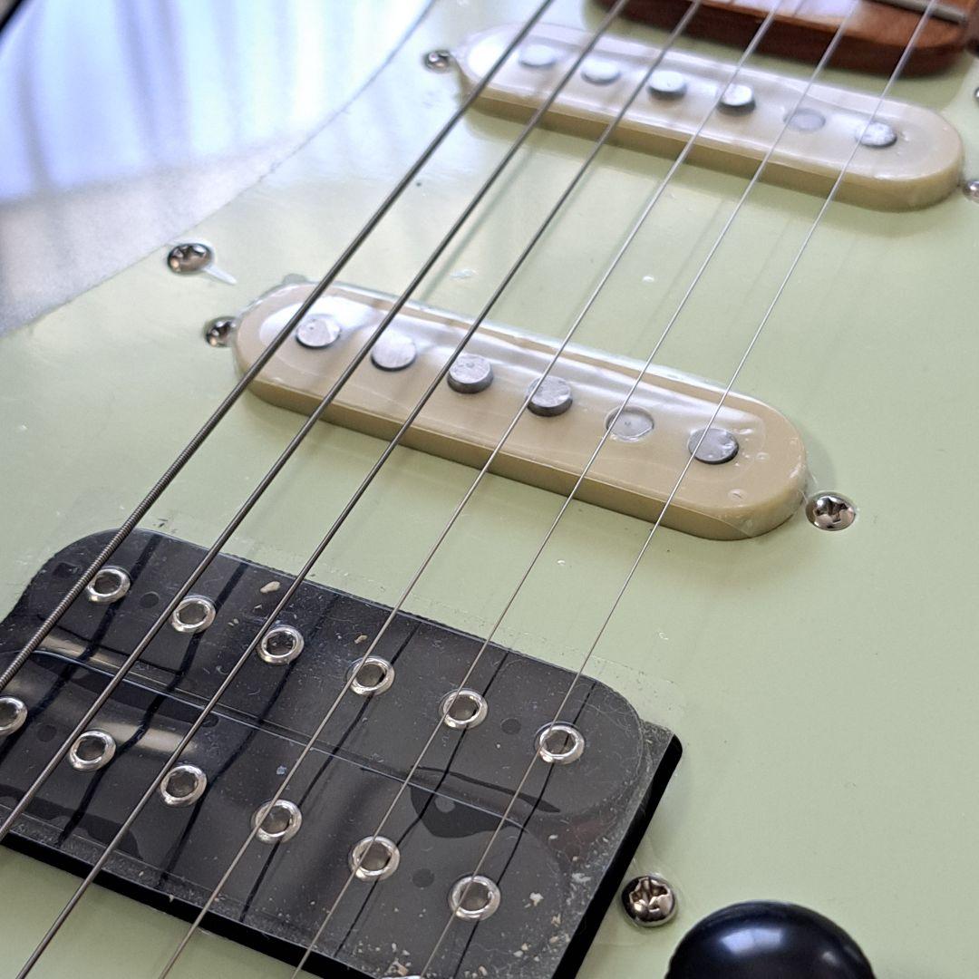 高品質アルダー材とローステッドメイプルネックを採用した、プロ仕様のスマートギター