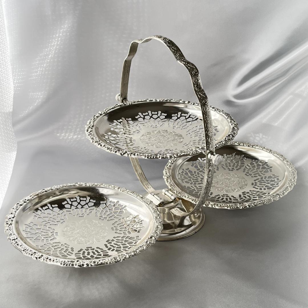 【英国 】エンボスと透かしのケーキスタンド Queen Anne