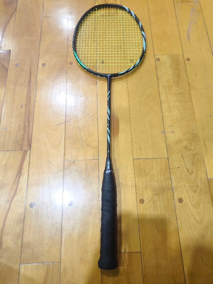 【美品】YONEX アストロクス11 4ug5