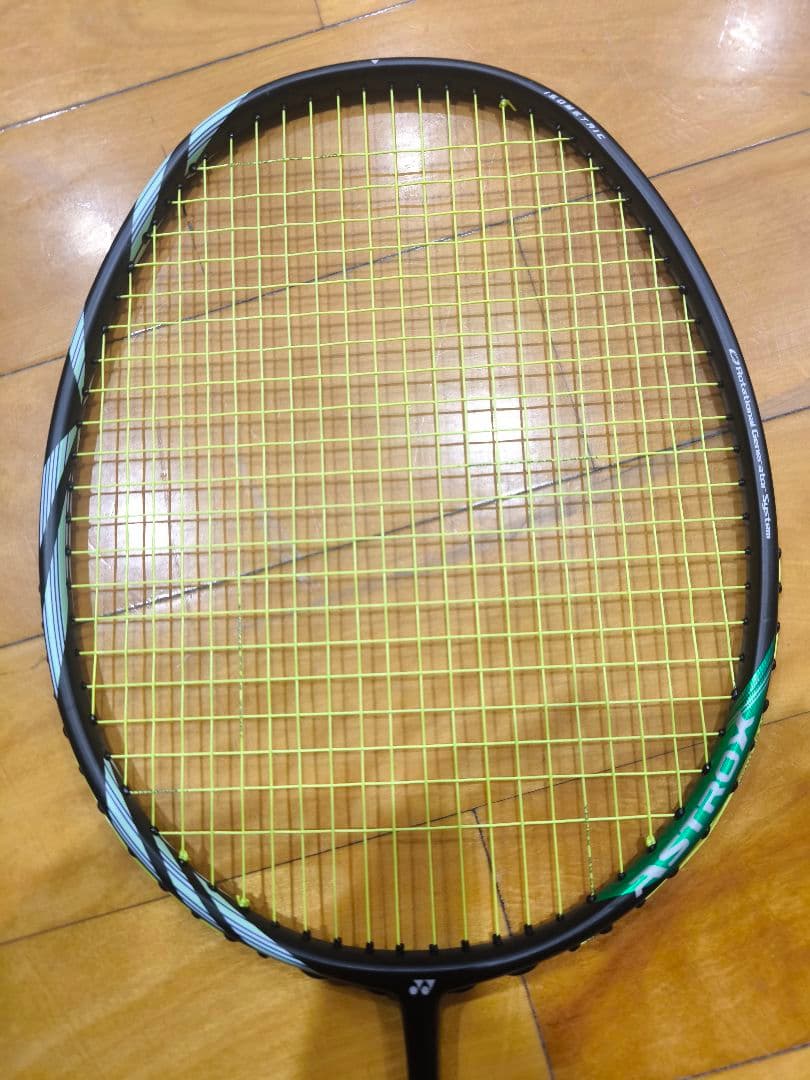 【美品】YONEX アストロクス11 4ug5