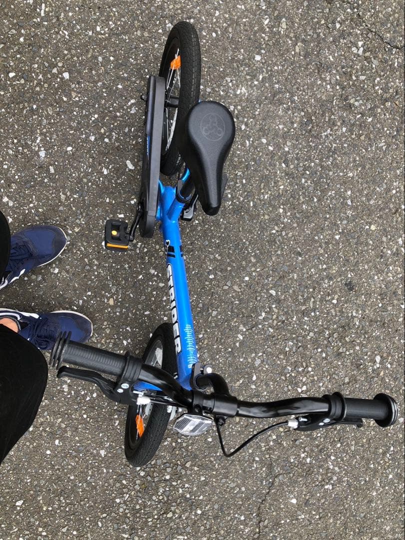 送料込み♪ペダル付きスタンド付きSTRIDER 14インチ バランスバイク 青