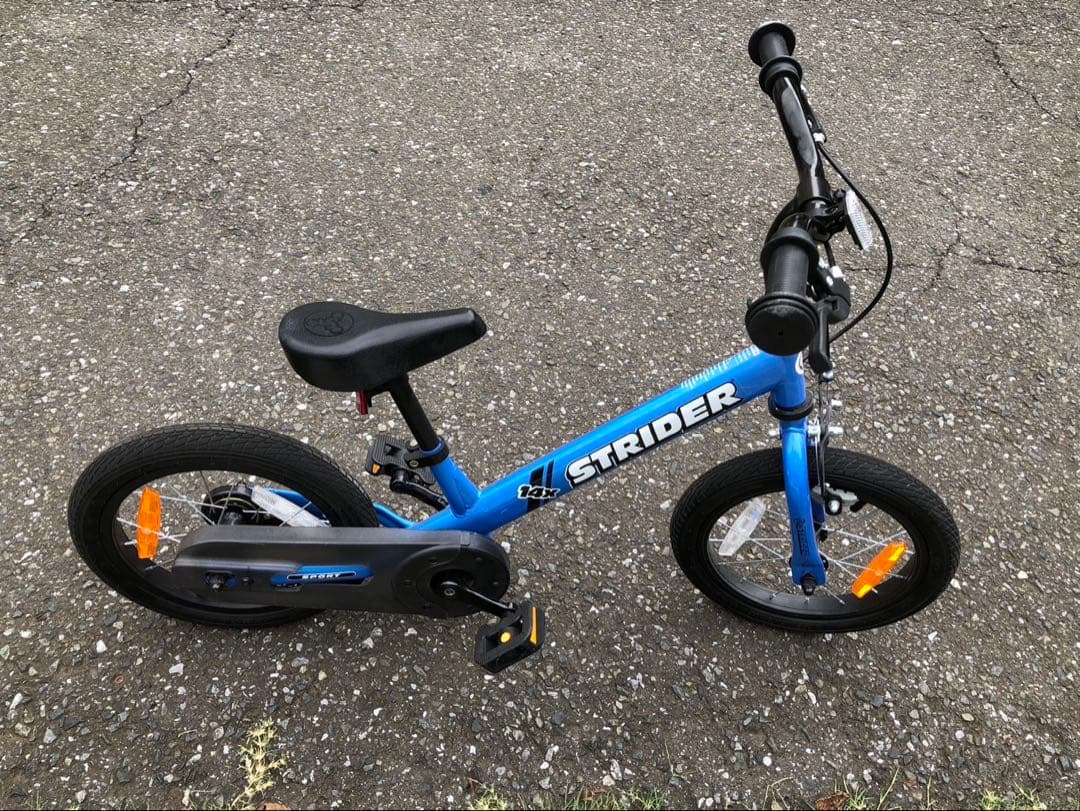 送料込み♪ペダル付きスタンド付きSTRIDER 14インチ バランスバイク 青