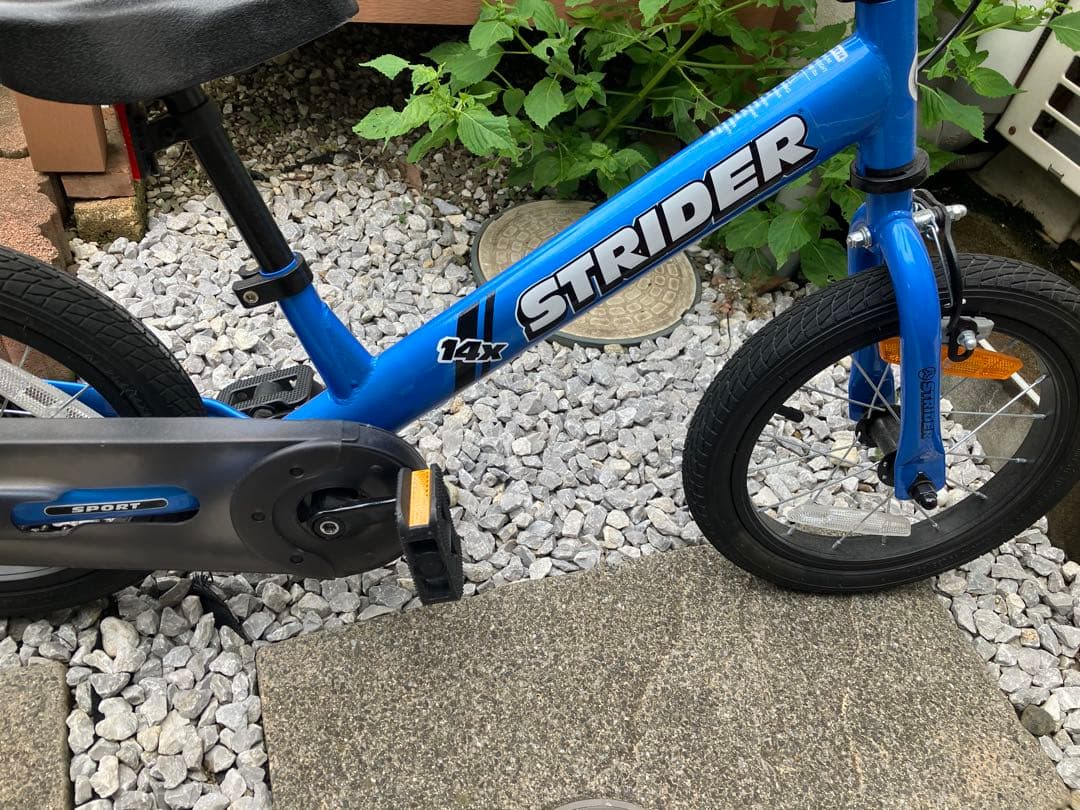 送料込み♪ペダル付きスタンド付きSTRIDER 14インチ バランスバイク 青