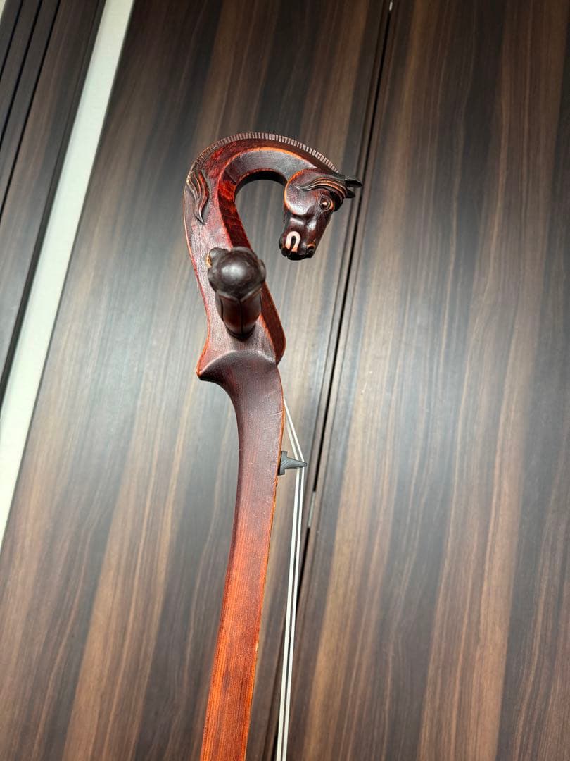 馬の頭彫刻の木製弦楽器