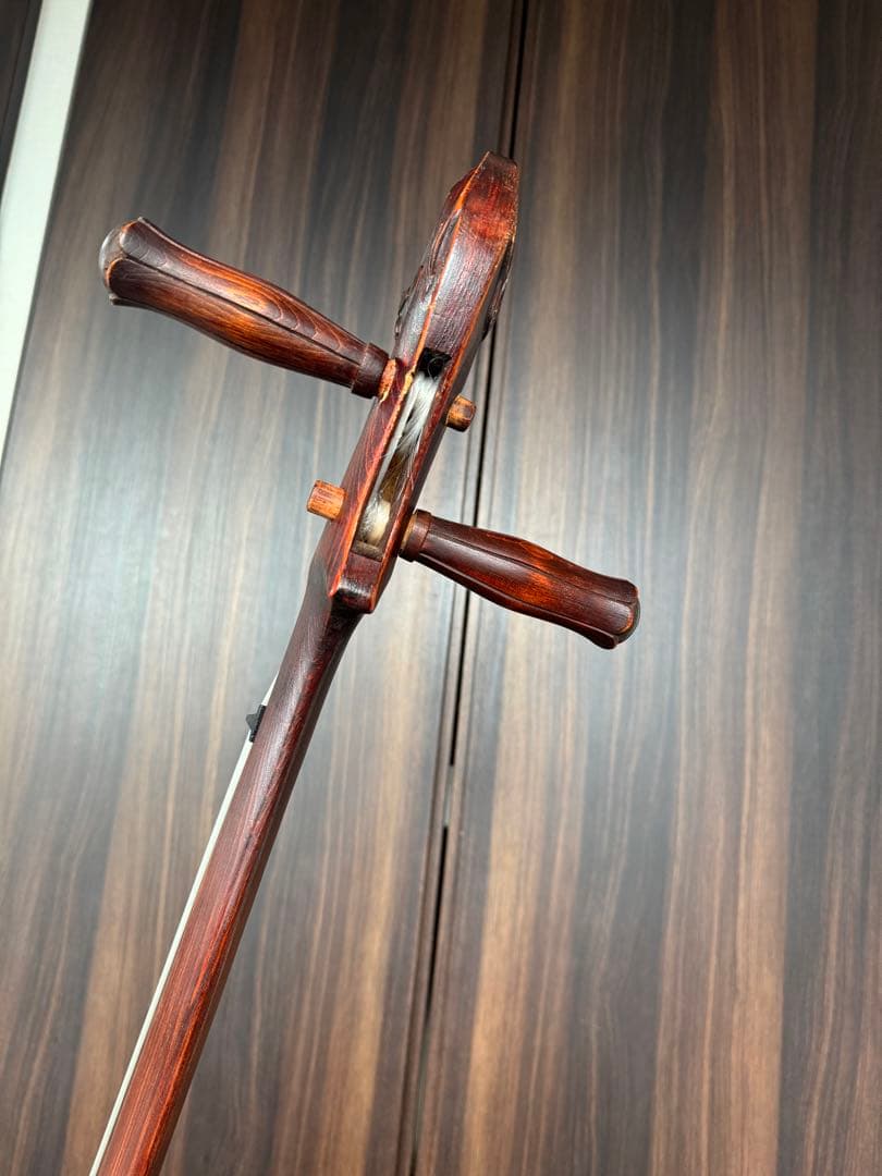 馬の頭彫刻の木製弦楽器