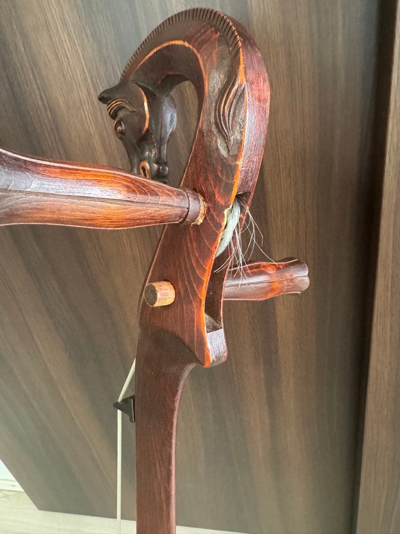 馬の頭彫刻の木製弦楽器