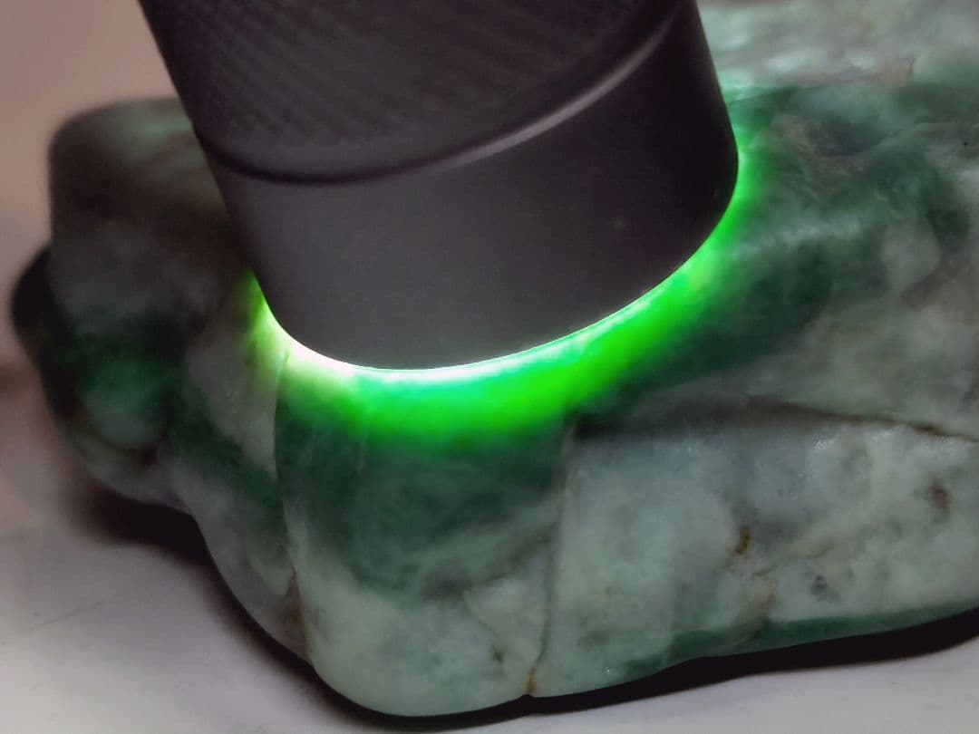 鮮緑 82g 翡翠 ヒスイ 原石 鑑賞石 自然石 誕生石 鉱物 鉱石 水石