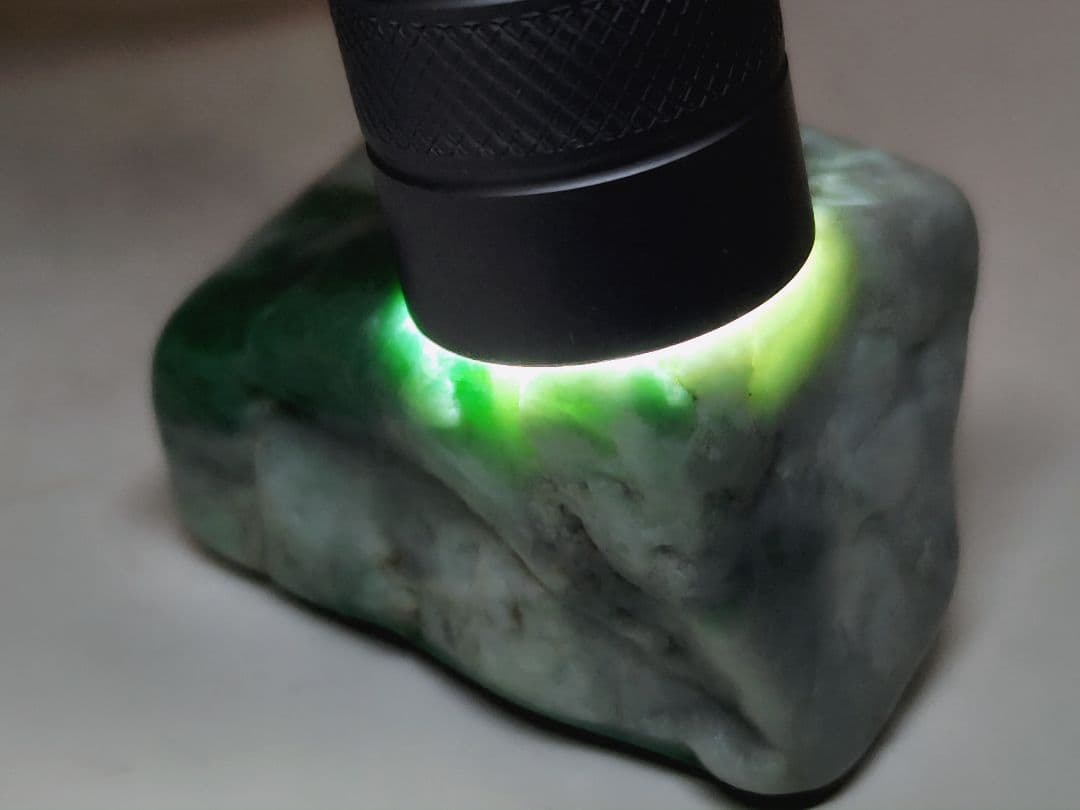 鮮緑 82g 翡翠 ヒスイ 原石 鑑賞石 自然石 誕生石 鉱物 鉱石 水石