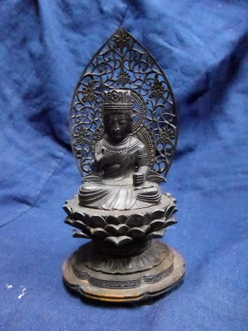 古い木彫の仏様。江戸時代？細かい彫り、高さは１９センチ