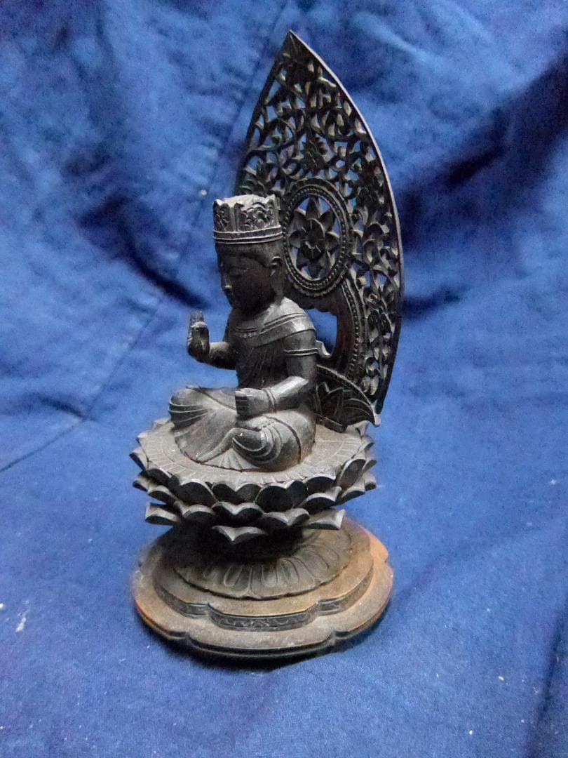 古い木彫の仏様。江戸時代？細かい彫り、高さは１９センチ