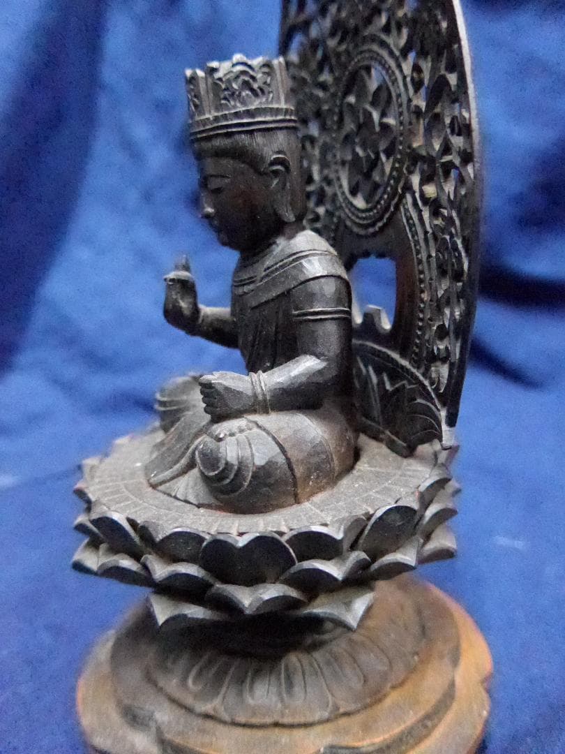 古い木彫の仏様。江戸時代？細かい彫り、高さは１９センチ