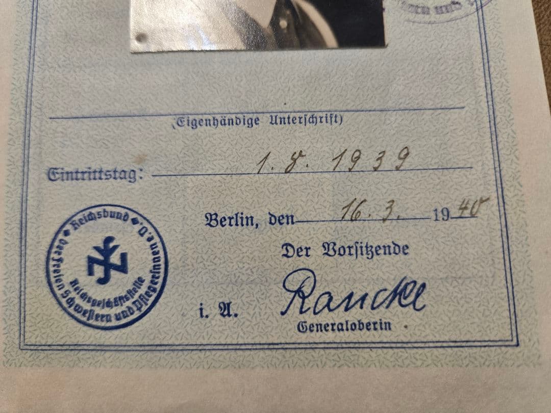 第二次大戦中　ドイツ身分証明書　女性看護士