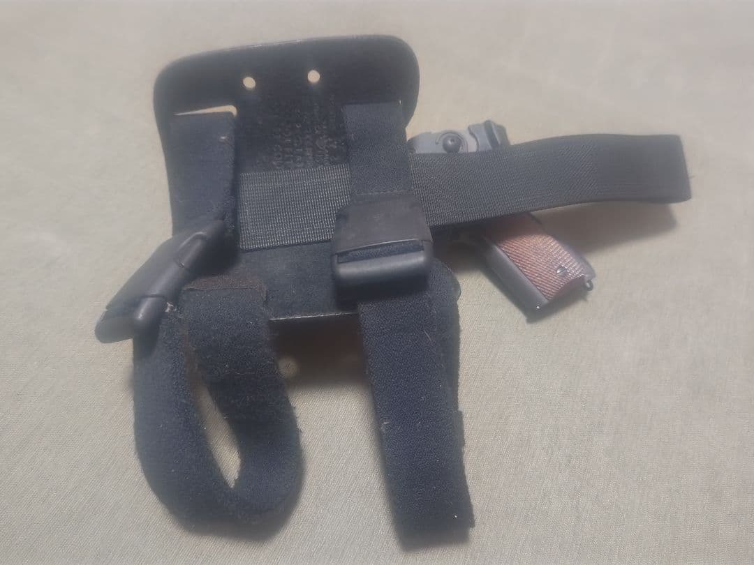 プラスチック製右手用ホルスター