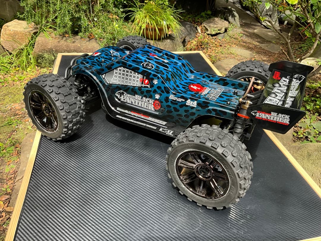 1/8 電動トラックRTR　ブラックパンサー