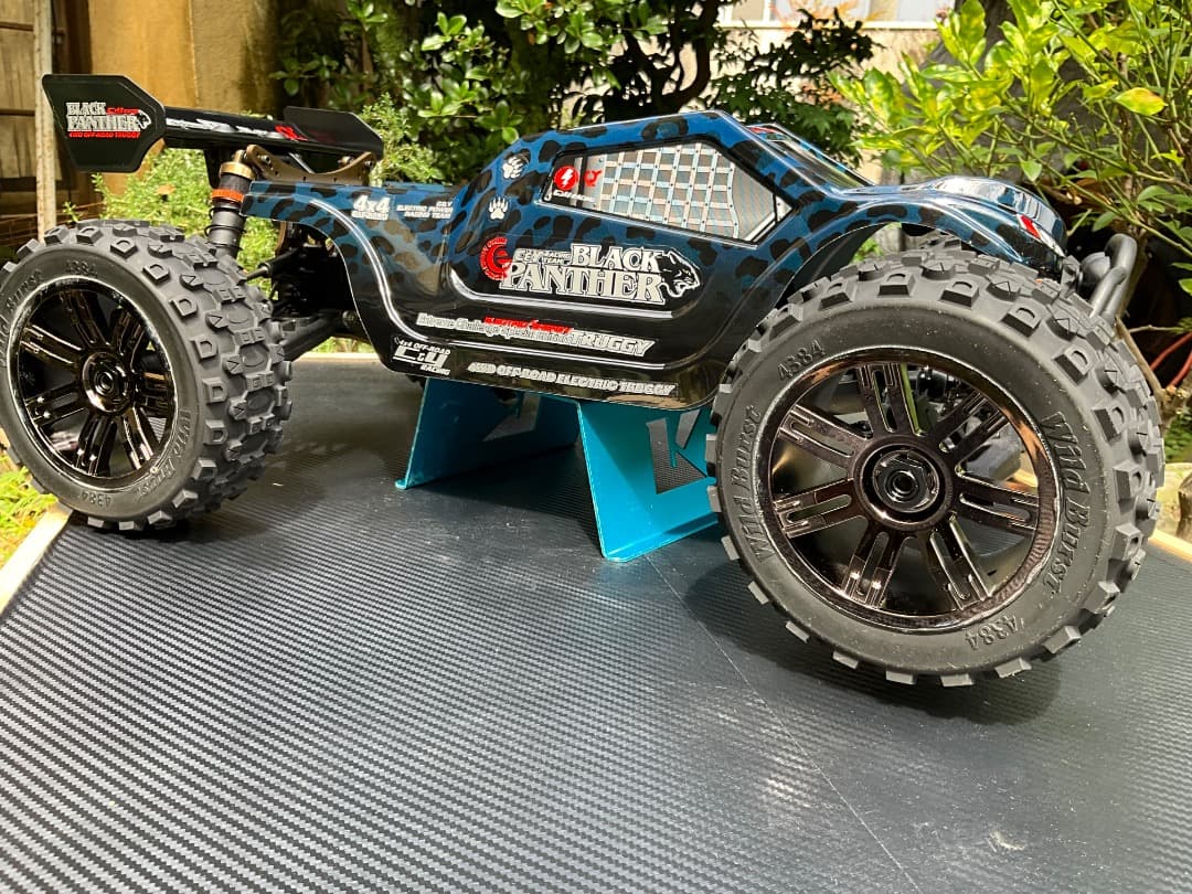 1/8 電動トラックRTR　ブラックパンサー