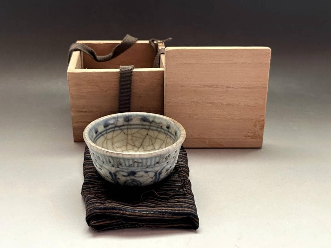 酒杯■コレクター所蔵品 古い染付唐草紋貫入盃（江戸期）古玩 唐物 時代物 骨董■