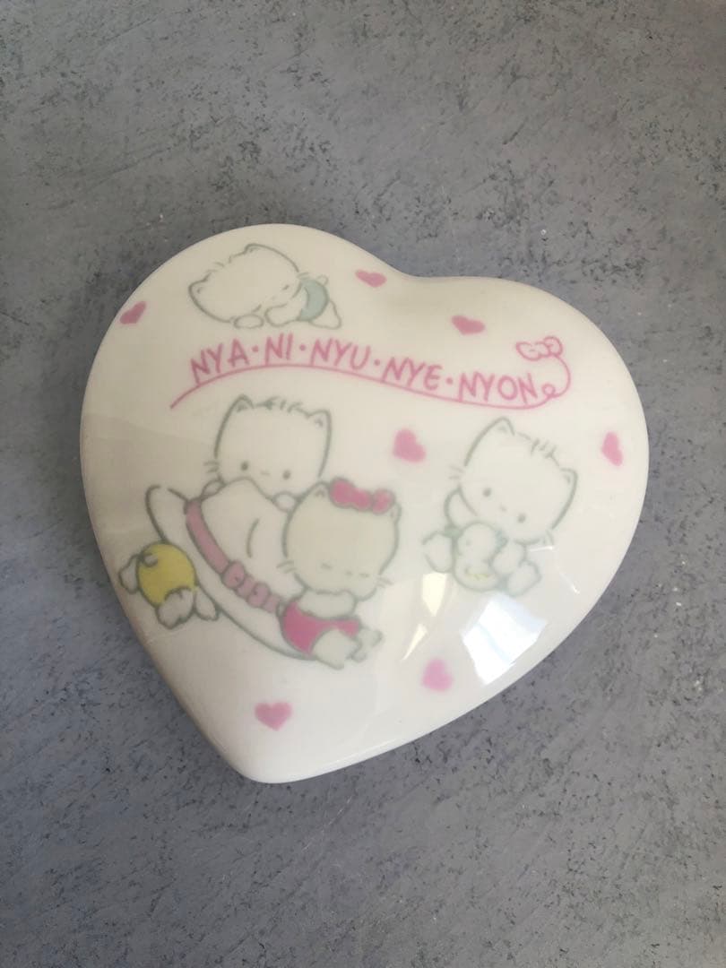 ニャニィニュニェニョン　サンリオ 小物入れ　ハート　陶器　Leashy 伊勢丹