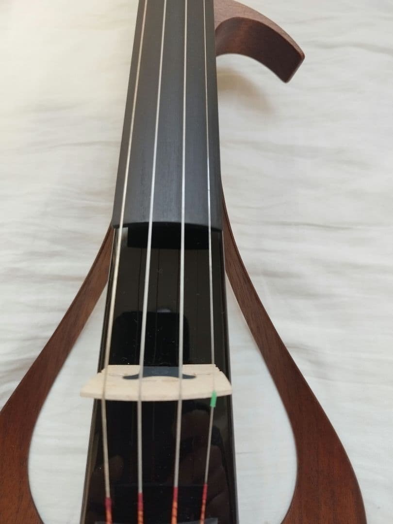 【超美品】YEV104 エレクトリックバイオリン 4弦ケース、弓と肩当てセット