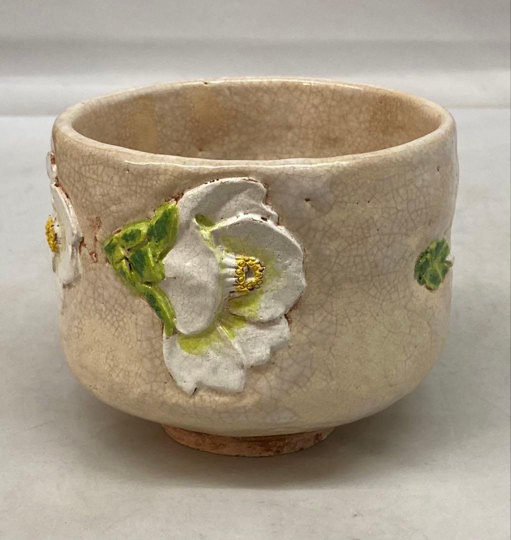 B348s 「水月焼　椿図抹茶茶碗」竹本輝夫作　天神蟹山水彫 伊予松山 茶道具