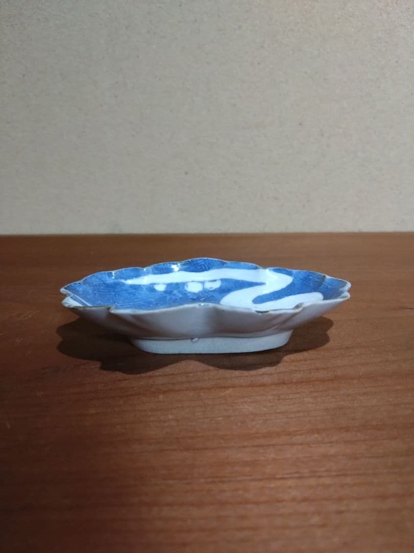 江戸前期 染付 菊流水紋 葉型小皿