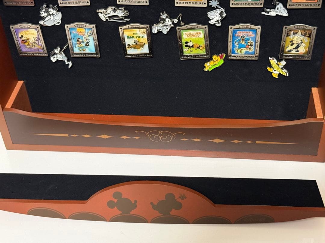 ⑨ディズニー映画額入りピンバッジ