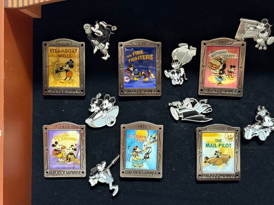 ⑨ディズニー映画額入りピンバッジ