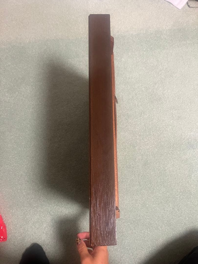 女性と白鳥の金属製彫刻