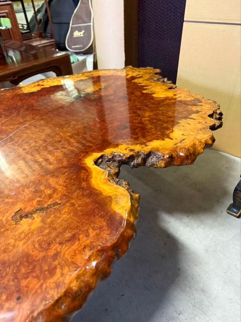 バール材の自然形状座卓