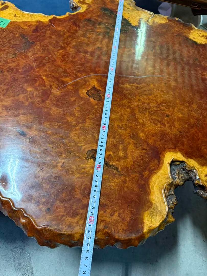 バール材の自然形状座卓