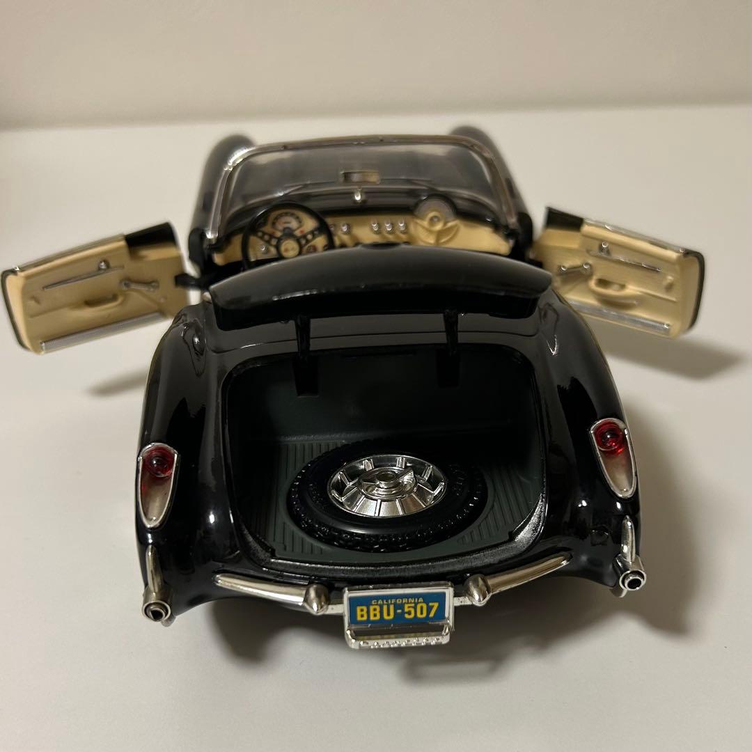 シボレー　コルベット　1/18 1957年式　フィギュア