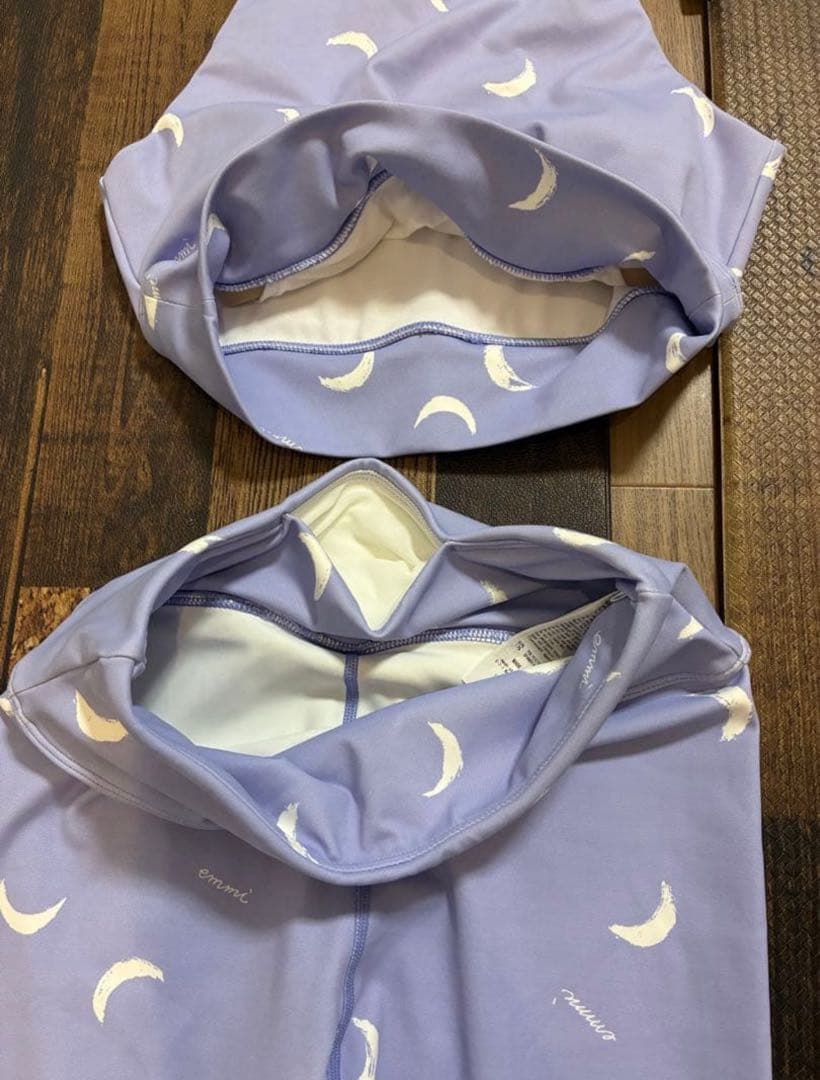 新品同　emmi yogaエミヨガ　ヨガウェア　ラベンダー×月柄　ペイントタッチ