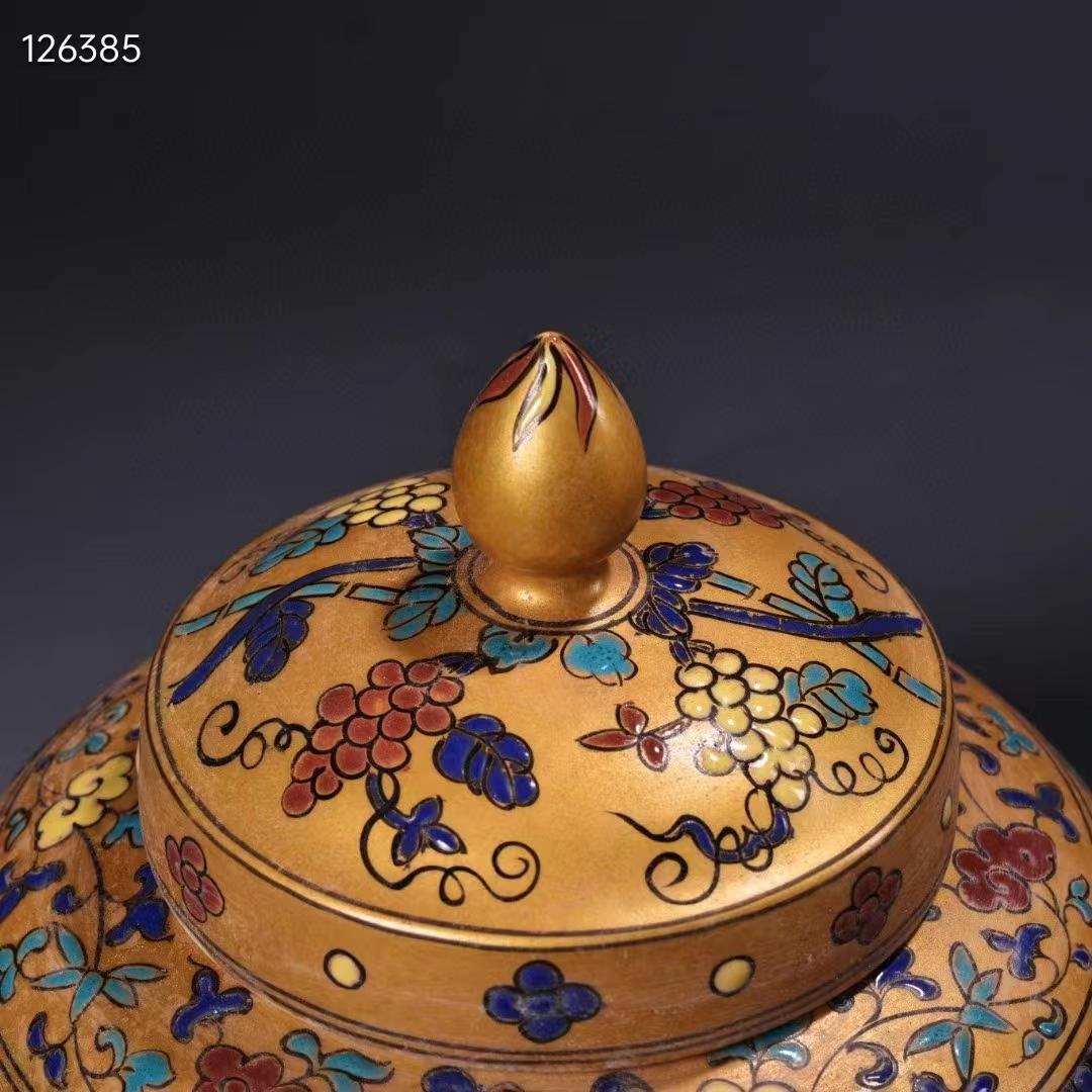 中国古美術・宮廷の御蔵品・純手描きの金粉彩磁器の壺・儲物缶・漆箱付・置物・案頭