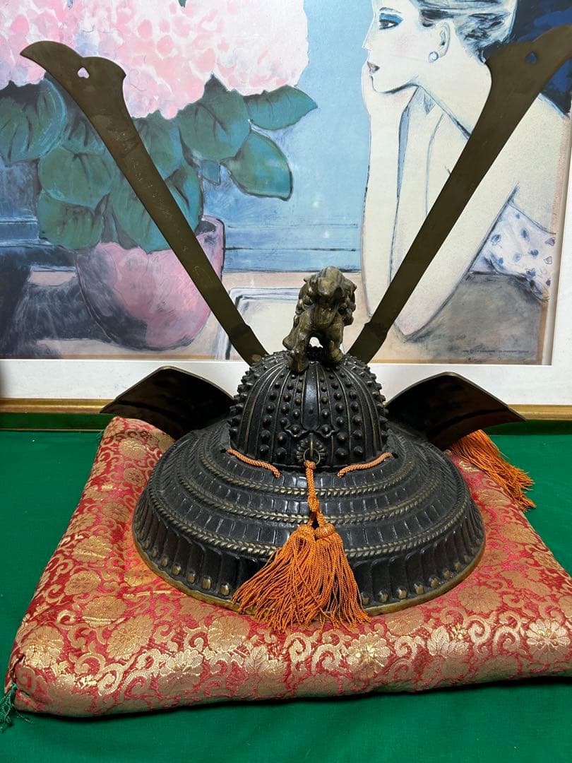 源九郎義経　獅子頭の出世兜の置物