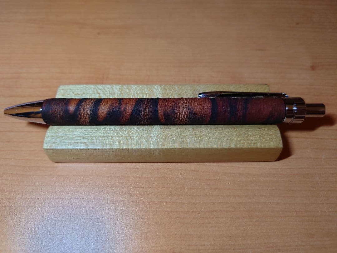 木軸ペン工房　金杢犀　泥染めレザー　ボールペン