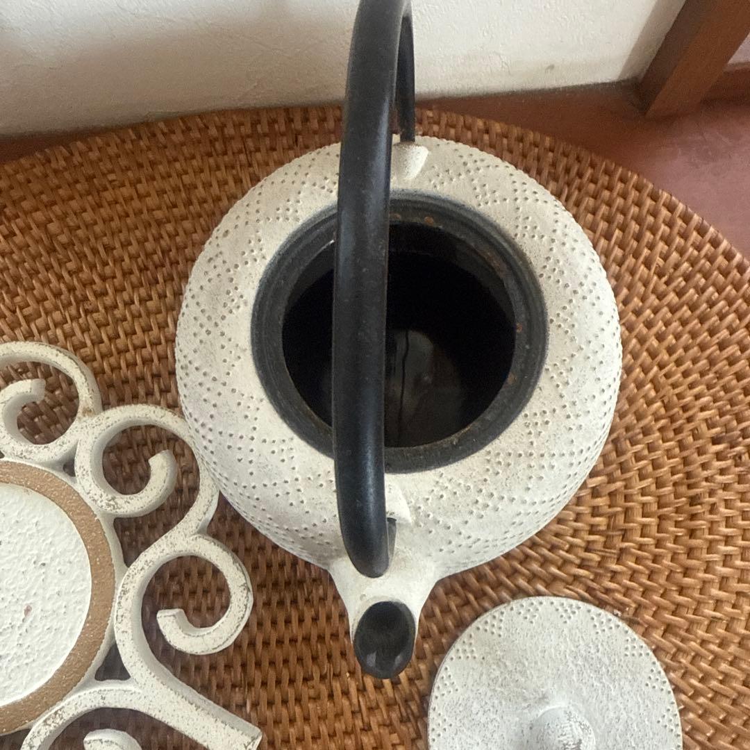 白い鋳鉄製鉄瓶とスタンドアンシャンテジャポン