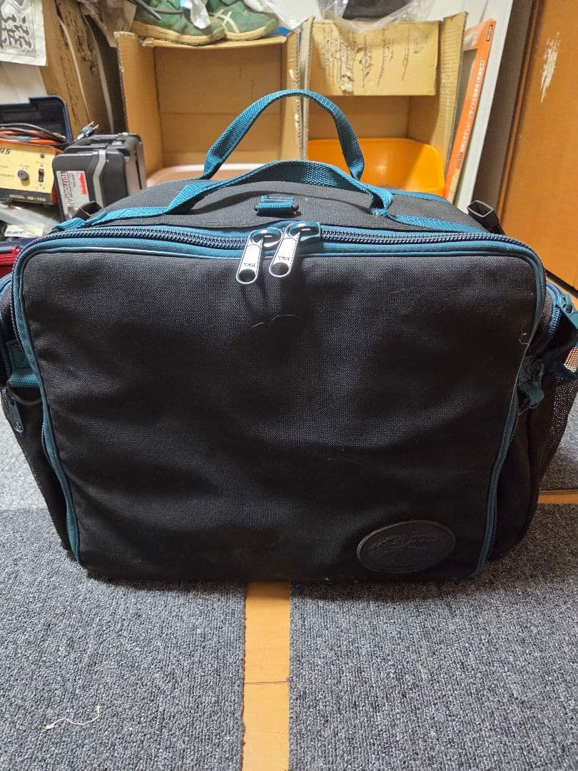 フィッシング用バッグ 黒と青 中型