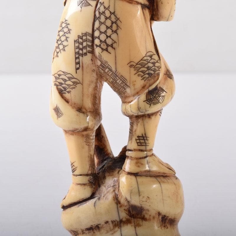 獣骨彫刻　セイウチ牙　翁像　人物像　在銘　置物　時代箱　M　7448