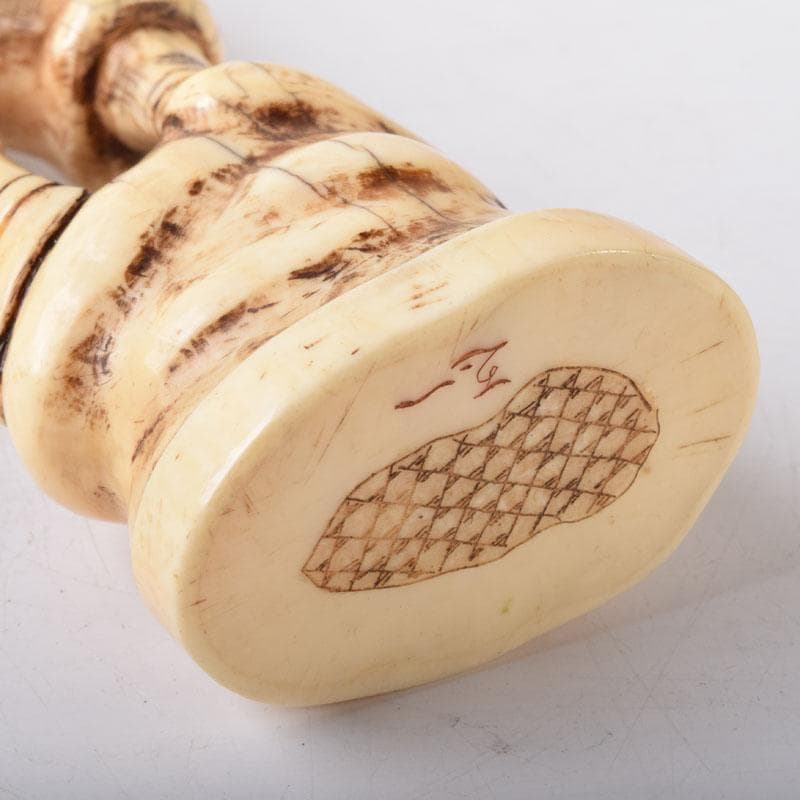 獣骨彫刻　セイウチ牙　翁像　人物像　在銘　置物　時代箱　M　7448