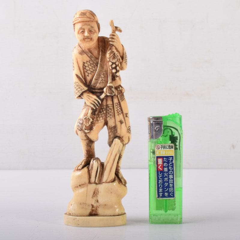 獣骨彫刻　セイウチ牙　翁像　人物像　在銘　置物　時代箱　M　7448