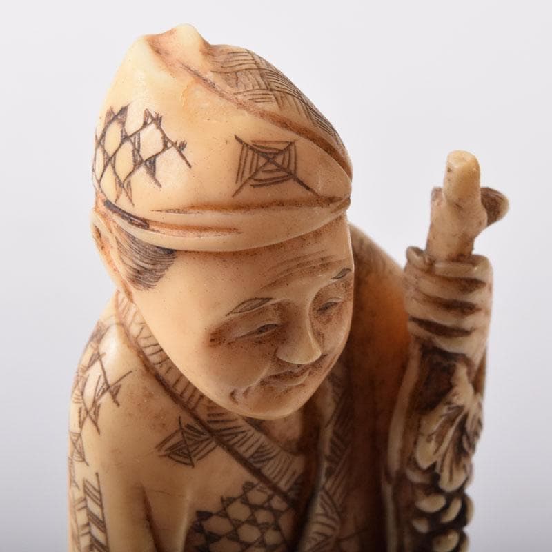 獣骨彫刻　セイウチ牙　翁像　人物像　在銘　置物　時代箱　M　7448