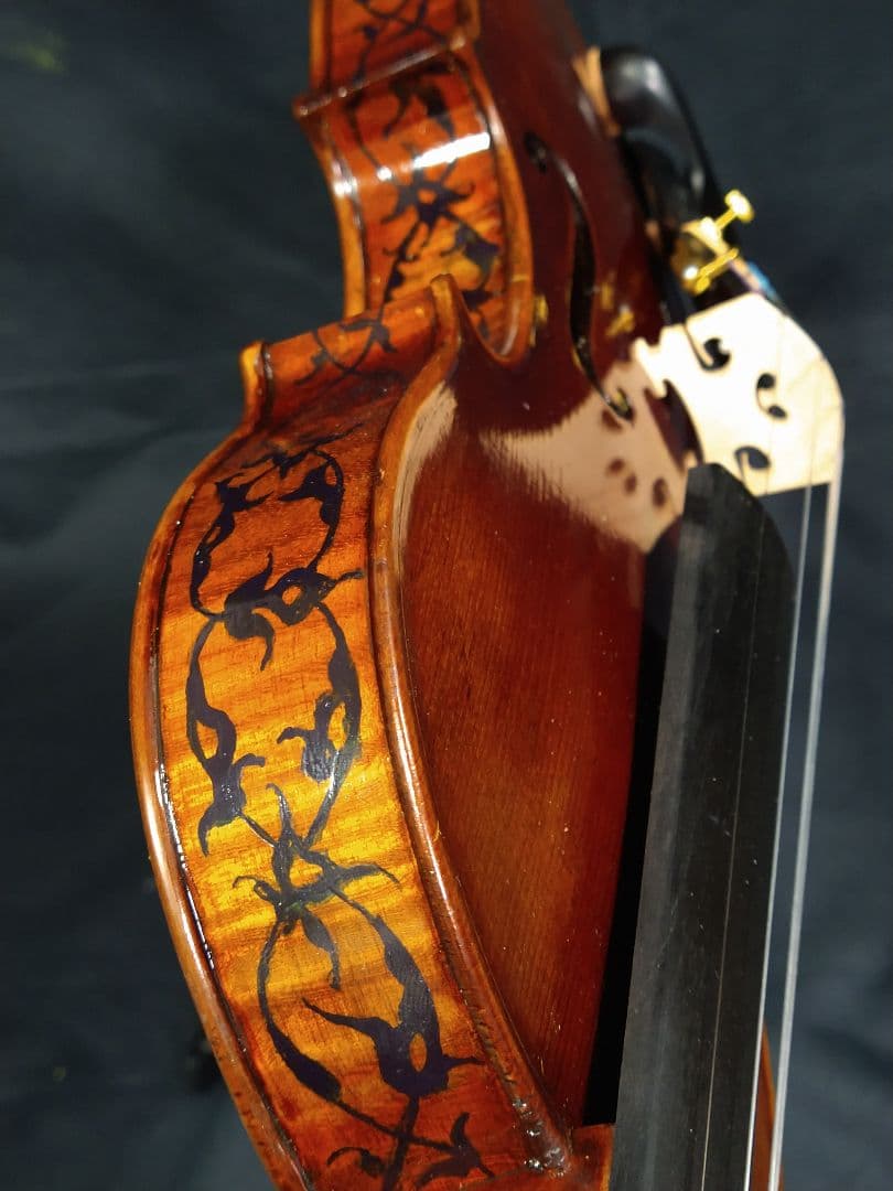 珍しい 、美しいデザインの 手作り バイオリン　カーボンファイバーケース＆弓付き
