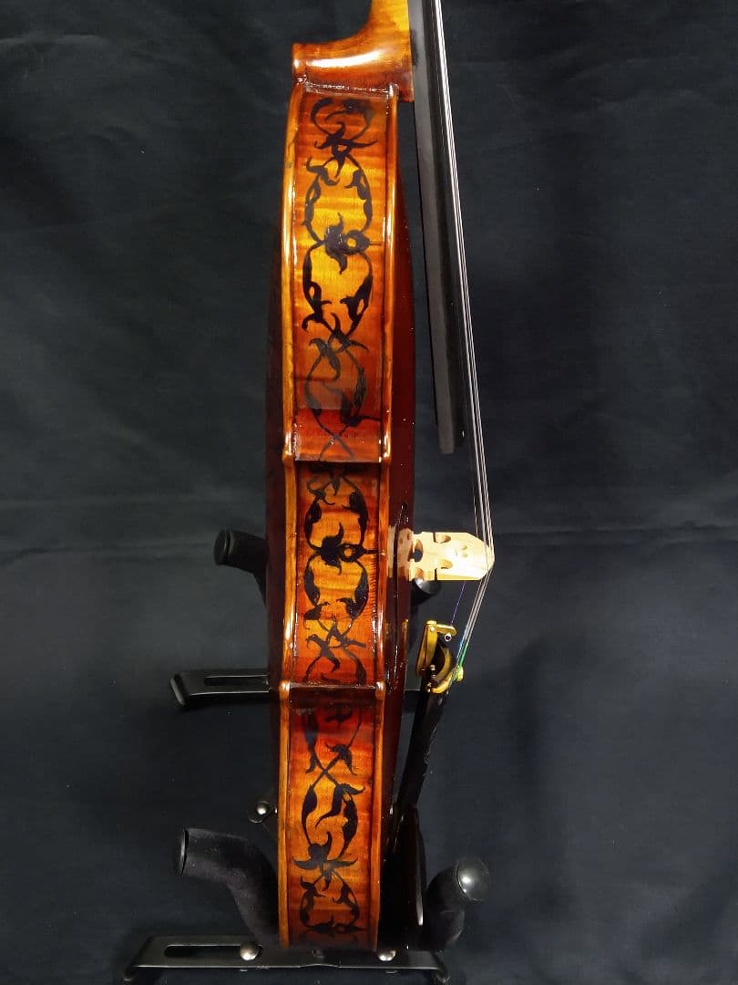 珍しい 、美しいデザインの 手作り バイオリン　カーボンファイバーケース＆弓付き